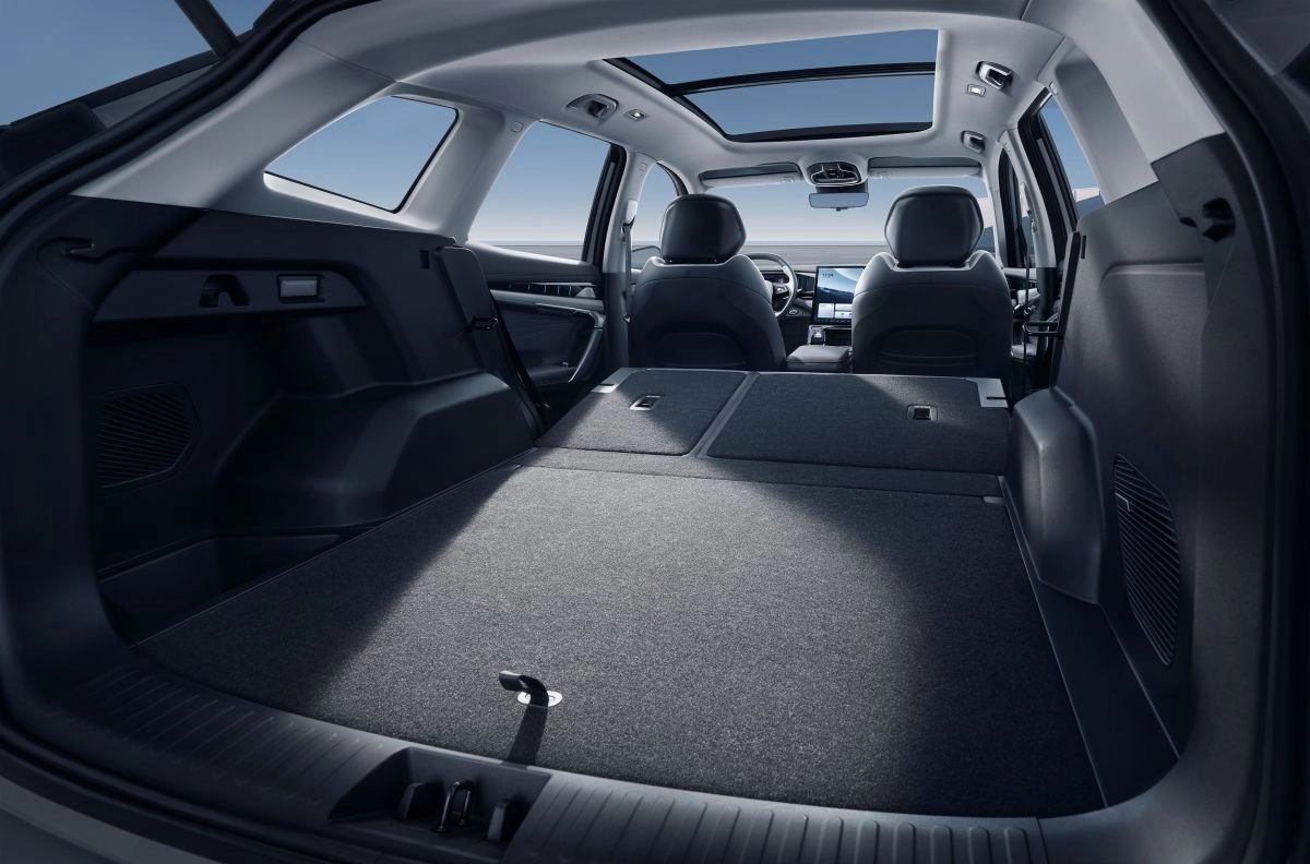 Фото Большой объем багажного отделения geely Atlas